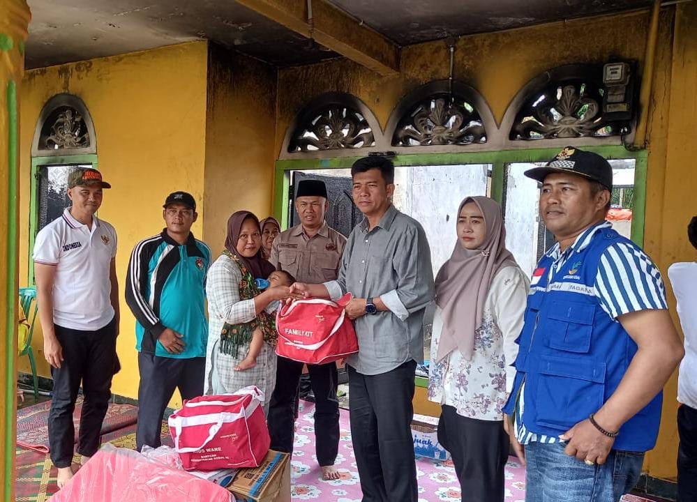 Dinas Sosial Mukomuko Salurkan Bantuan untuk Korban Kebakaran di Desa Talang Baru